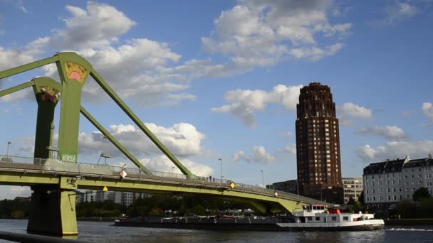 Frankfurt Alemania Agosto 2019 Puente Verde Main Que Conecta Edificio — Vídeo de stock