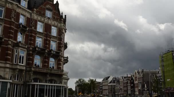 荷兰阿姆斯特丹 2019年8月 古城迷人的运河 排列着典型的房屋 灰蒙蒙的日子里乌云密布 倾斜运动 — 图库视频影像