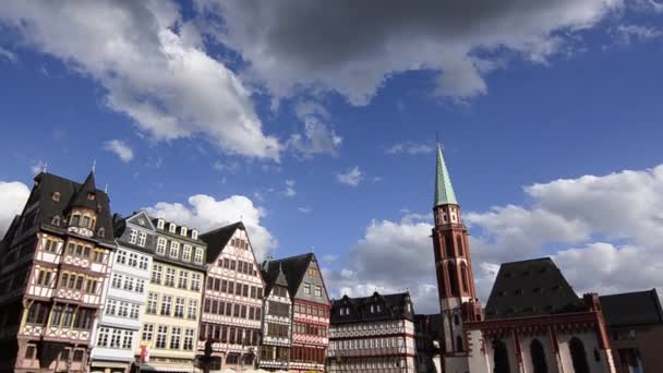 Frankfurt, Deutschland - August 2019: Der Rmerberg ist der historische Platz mit charmanten historischen Gebäuden und der Kirche. Überfüllt mit Touristen.