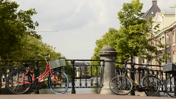 Amsterdam Hollanda Ağustos 2019 Şehir Kanalları Üzerindeki Köprülerden Birinin Park — Stok video