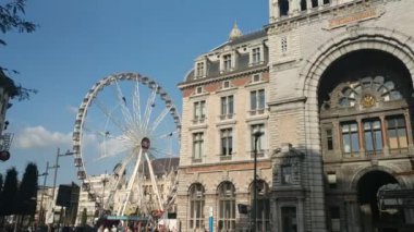 Antwerp, Flanders, Belçika. Ağustos 2019, dönme dolap kare, video.
