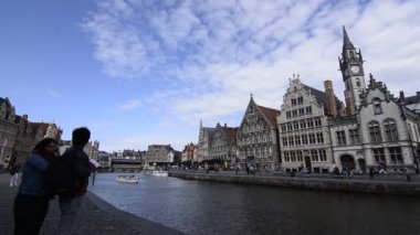 Gent, Flanders bölgesi, Belçika, Ağustos 2019, nehir kanalı ve turistleri olan eski bir kasaba, video