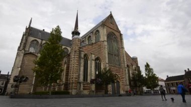 Goes, Hollanda - Ağustos 2019: Maria Magdalenakerk 'in heybetli kilisesinin cephesinin dörtte üçünün görüntüsü. Sabit çerçeve.