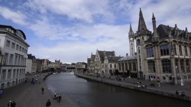 Gent, Flanders bölgesi, Belçika, Ağustos 2019, nehir kanalı ve turistleri olan eski bir kasaba, video