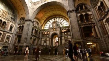 Antwerp, Flanders, Belçika, Ağustos 2019, tren istasyonunun içi ve yürüyen insanlar, video.