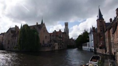 Bruges, Belçika, Batı Flanders, Ağustos 2019 'daki Kanal hızlandırılmış videosu