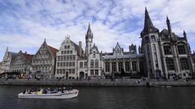 Gent, Belçika - Ağustos 2019: Deniz manzaralı güzel binalar ile Aziz Michael köprüsünü oluşturun. Bir kadın manzaranın tadını çıkarırken cep telefonuyla konuşuyor..