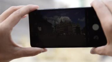 Antwerp, Flanders, Belçika, Ağustos 2019. Şehir ve video kasetlerini çeken akıllı telefon.