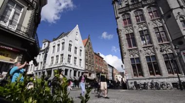 Bruges, Belçika - Ağustos 2019 'da eski güzel bir kasabada, pazar meydanında. Meydanın bir köşesinde bir turist hatıra fotoğrafı çekmek niyetinde..