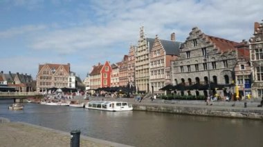 Gent, Flanders bölgesi, Belçika, Ağustos 2019, nehir kanalı ve turistleri olan eski bir kasaba, video