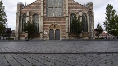 Goes, Hollanda - Ağustos 2019: Maria Magdalenakerk 'in heybetli kilisesinin cephesi. Eğik hareket. İnsanlar.