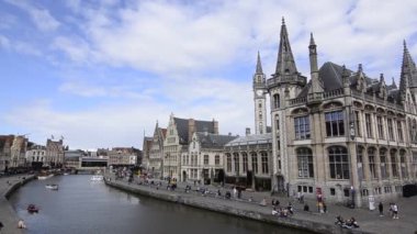 Gent, Flanders bölgesi, Belçika, Ağustos 2019, nehir kanalı ve turistleri olan eski bir kasaba, video