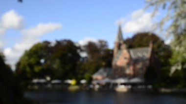 Ağustos 2019, Bruges, Belçika, Batı Flanders 'da bulanık bir kanal görüntüsü.