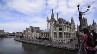 Gent, Flanders bölgesi, Belçika, Ağustos 2019, nehir kanalı ve turistleri olan eski bir kasaba, video