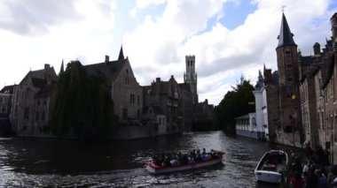 Bruges, Belçika - Ağustos 2019: Büyüleyici eski kasabada Rozenhoedkaai en önemli olaylardan biridir. Tarihi evlerin arasında kıvrılan kanal, ağlayan söğütler harikadır..
