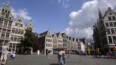 Flanders, Belçika - Ağustos 2019: Heybetli katedral, kısmen ön cephe bakımı için iskelelerle kaplıydı. İnsanlar meydanı geçiyor..