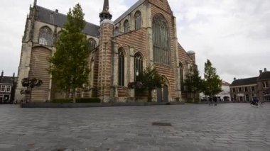 Goes, Hollanda - Ağustos 2019: Maria Magdalenakerk 'in heybetli kilisesinin cephesinin dörtte üçünün görüntüsü. Eğim hareketi.