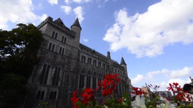 Gent, Flanders, Belçika, Ağustos 2019, Zarif Şeytan Gerald Şatosu, önplanda çiçekler, video.