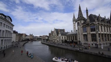 Gent, Flanders bölgesi, Belçika, Ağustos 2019, nehir kanalı ve turistleri olan eski bir kasaba, video
