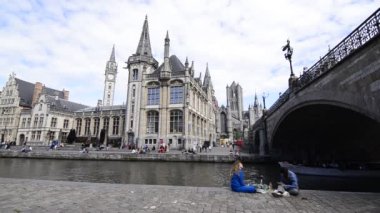 Gent, Flanders bölgesi, Belçika, Ağustos 2019, nehir kanalı ve turistleri olan eski bir kasaba, video
