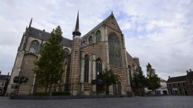 Goes, Hollanda - Ağustos 2019: Maria Magdalenakerk 'in heybetli kilisesinin cephesinin dörtte üçünün görüntüsü. Sabit çerçeve.