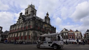 Delft, Hollanda - Ağustos 2019 eski kasaba meydanı, belediye binasına ve yeni kiliseye bakıyor. Belediyenin sabit çekimleri, insanlar meydanda yürüyorlar.