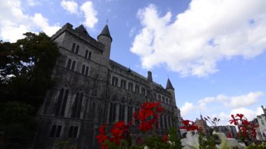 Gent, Flanders, Belçika, Ağustos 2019, Zarif Şeytan Gerald Şatosu, önplanda çiçekler, video.