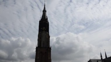 Delft, Hollanda - Ağustos 2019 eski kasaba meydanı, belediye binasına ve yeni kiliseye bakıyor. Sayısız kafe ve restoran, insanlar meydanda yürüyor. Sabit çerçeve.