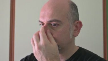 Koronavirüsten korunmak için koruyucu maske takan beyaz bir adamın portresi: maske çıkarıldığında, kenar ve elastik izler deride iz kalır..