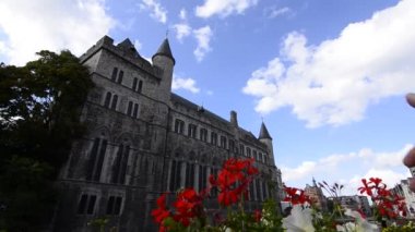 Gent, Flanders, Belçika, Ağustos 2019, Zarif Şeytan Gerald Şatosu, önplanda çiçekler, video.