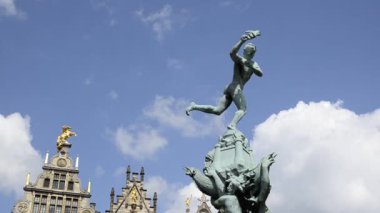 Ağustos 2019, Brabo Fıskiyesi pazar meydanında, Antwerp, Belçika 'nın merkezinde, zaman aşımı videosu