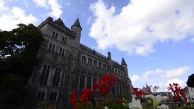 Gent, Flanders, Belçika, Ağustos 2019, Zarif Şeytan Gerald Şatosu, önplanda çiçekler, video.