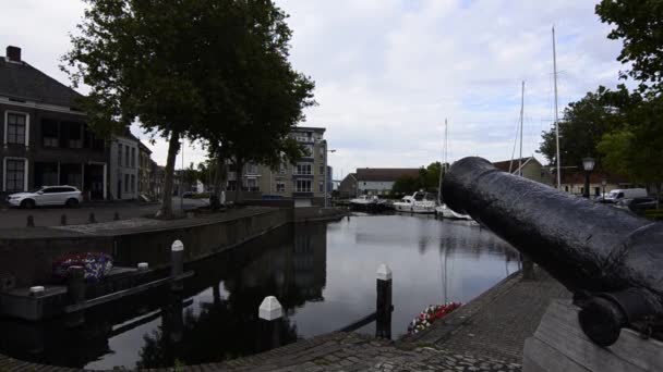 オランダのGoes オランダ 2019 小さなきれいな港の入り口に視点のある映像 古代の大砲は口でアクセスを守る到着した人の方に向け — ストック動画