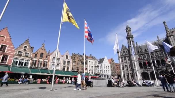 Brugia Belgia Sierpień 2019 Uroczym Starym Mieście Rynku Flagi Powiewają — Wideo stockowe
