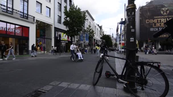 Antwerp Flanders Belçika Ağustos 2019 Dükkanları Yürüyen Insanları Olan Cadde — Stok video