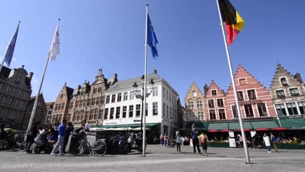 比利时佛兰德地区布鲁日 2019年8月 市场广场 柱子上的横幅 人们的行走 — 图库视频影像