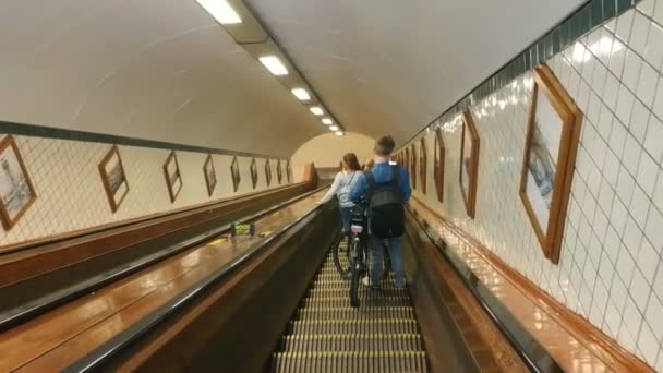 Antwerpen Vlaanderen België Augustus 2019 Sant Anna Tunnel Met Voetgangers — Stockvideo