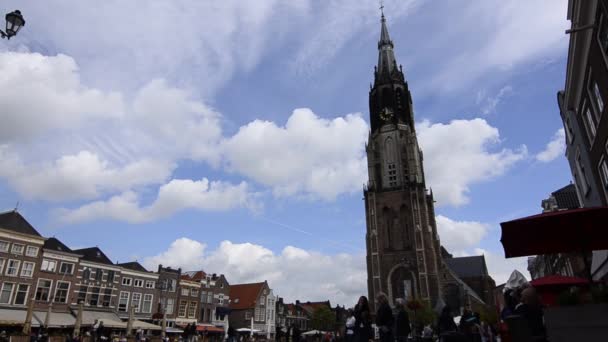 オランダのデルフト 2019 旧市街広場 市庁舎と新しい教会を見下ろす 多くのカフェやレストラン 人々は広場に沿って歩く 固定フレーミング — ストック動画