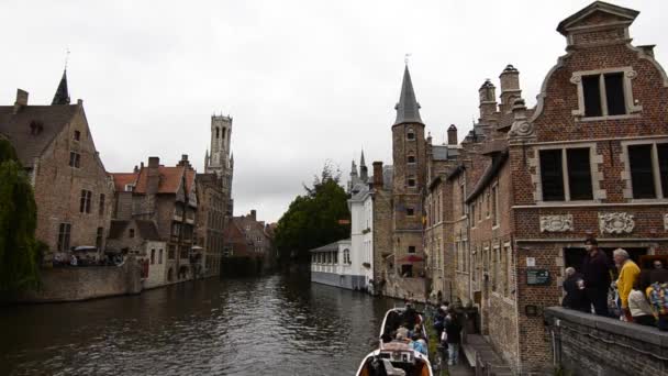 Vídeo Barcos Turísticos Canal Bruges Bélgica Cidade Flandres Ocidental — Vídeo de Stock