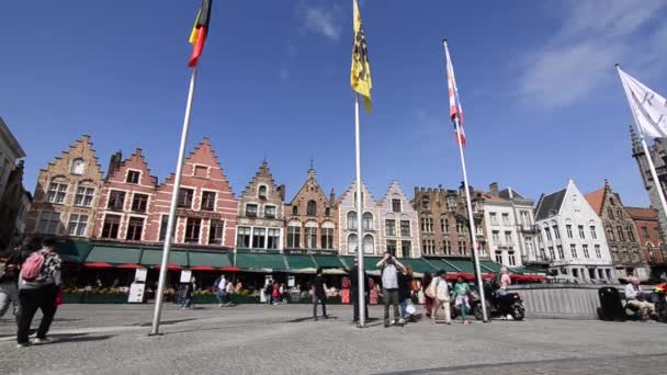 Brugge Vlaanderen België Augustus 2019 Oude Stad Marktplein Vlaggen Palen — Stockvideo