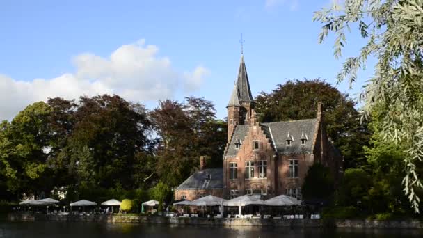 比利时布鲁日 2019年8月 迷人的Minnewater 也被称为爱之湖 Lake Love 城堡被用作餐厅 反映在水面上 树是绿色的框架 — 图库视频影像