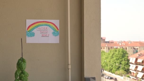 意大利 科罗纳维勒斯大流行病 首先是带着彩虹图案去看阳台墙壁的录像 上面写着 一切都很好 然后是荒凉的城市模糊的背景 — 图库视频影像