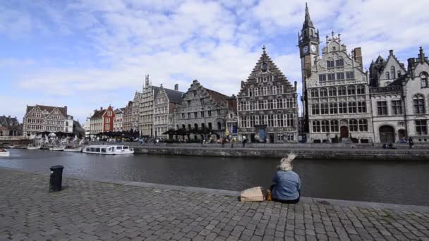 2019年8月 比利时佛兰德地区根特 有运河和游客的古镇 — 图库视频影像