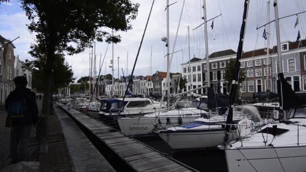 荷兰戈尔斯 2019年8月 美丽的小港口的影像 沿着码头 在房屋的衬托下 游客们浏览着豪华系泊的船只 — 图库视频影像