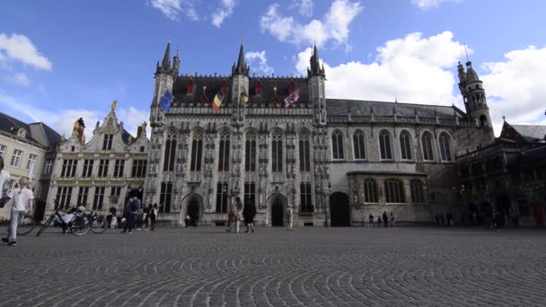 Bruges Belgium 2019 Augusztus Bájos Óvárosban Burg Városháza Tere Zászlók — Stock videók