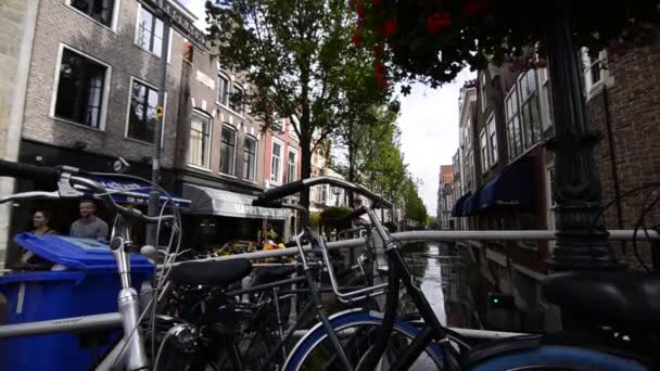Delft Hollanda Ağustos 2019 Büyüleyici Büyüleyici Kanallar Ekicilerle Süslenmiş Küçük — Stok video