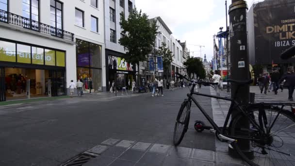 Antwerp Flanders Belçika Ağustos 2019 Dükkanları Yürüyen Insanları Olan Cadde — Stok video