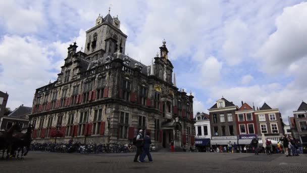 荷兰德尔夫特 2019年8月 旧城广场 俯瞰市政厅和新教堂 市政厅 人们在广场上散步 老式马车的交叉口 — 图库视频影像