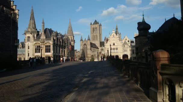 2019年8月 比利时佛兰德地区根特 Sint Niklaaskerk教堂观景 在桥路上行走 — 图库视频影像