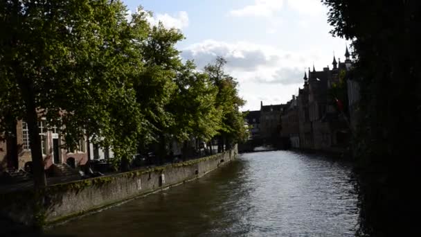 Bruges Belçika Ağustos 2019 Büyüleyici Eski Kasabada Kanallardan Birinde Görüldü — Stok video